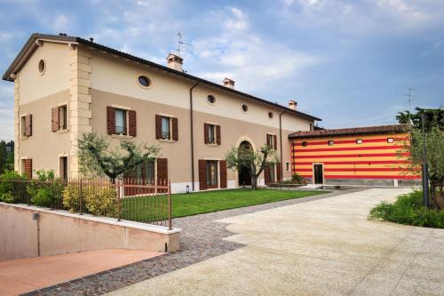 una grande casa con un garage rosso di Belvivere Suites a Sona