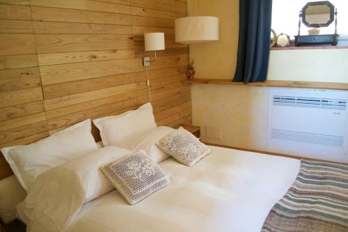 Marsico VetereにあるAzienda Agricola Il Quercetoの白いベッド(枕2つ付)が備わる客室です。