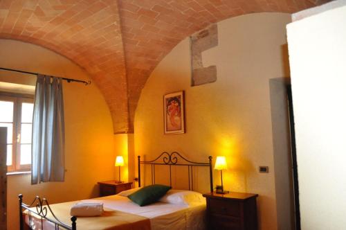 una camera con un letto e un soffitto con una croce di Agriturismo Soiano Famiglia Rolfini a Montaione