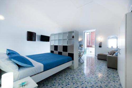 une chambre avec un lit bleu et un salon dans l'établissement Allegra, à Sorrente