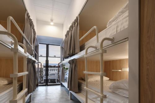 Divstāvu gulta vai divstāvu gultas numurā naktsmītnē Hostel Our Nomad