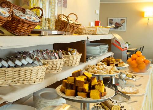 een buffet met veel borden en desserts bij Regal Residence in Brescia