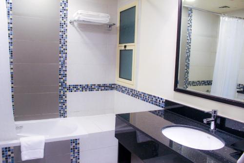  Dunes Hotel Apartment Oud Metha, Bur Dubai -  Room  picture :   Shower    Safety deposit box    TV                           