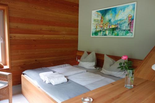 1 dormitorio con 1 cama con toallas en Waldhaus Allrode, en Allrode