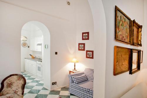 布達佩斯的住宿－匈牙利紀念酒店，客厅配有椅子和桌子