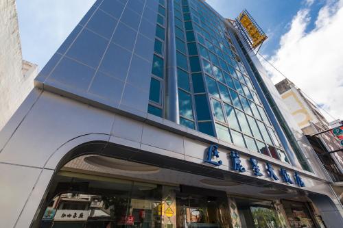 a tall glass building with a sign on it at Lishin Hotel in Hualien City