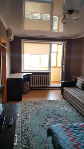 Een zitgedeelte bij Apartment on Кривенко 81