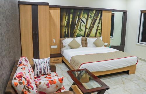 Ein Bett oder Betten in einem Zimmer der Unterkunft Hotel Pushkar City Inn