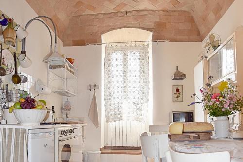 una cucina con finestra e tavolo con sedie di Spello House Patio a Spello