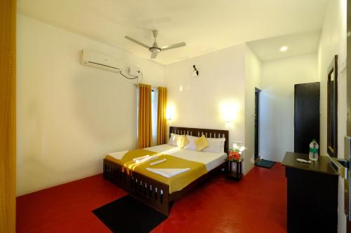 馬拉利庫蘭的住宿－Marari Lotus Beach Villa，卧室配有一张床