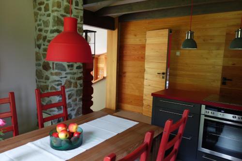 una cocina con una mesa de madera y un bol de fruta en Waldhaus Allrode, en Allrode
