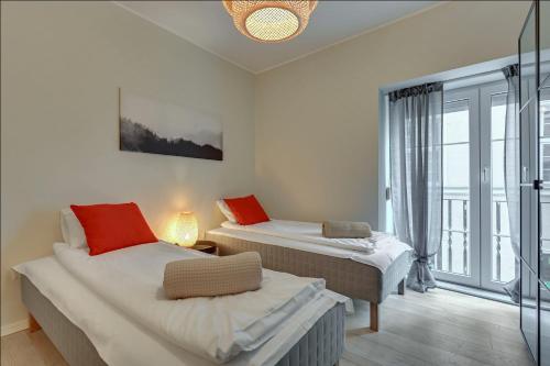2 camas en una habitación con ventana en Cooleq Apartments Ogarna by TriApart en Gdansk