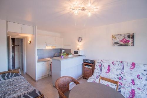 Il comprend un salon avec une cuisine et une table à manger. dans l'établissement Les Genêts, à Mimizan-Plage