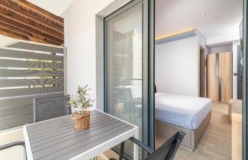 a small apartment with a bedroom and a table and a bed at Oasis in Sarti