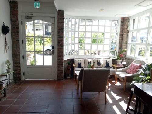 a room with chairs and a door and windows at 小時公館城西 in Yuli