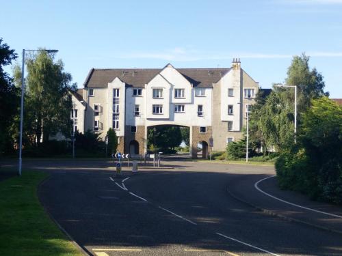 una casa grande con una carretera delante de ella en Boutique Coastal appt nr Edinburgh, en Saint Davids