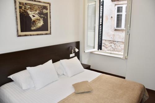 Celenga Apartments with free offsite parking tesisinde bir odada yatak veya yataklar
