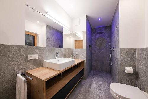 ein Bad mit einem Waschbecken und einer Dusche in der Unterkunft Alpinence in Ulten