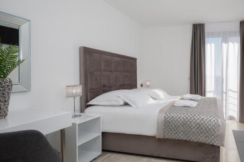 Luxury Apartments Baotićにあるベッド