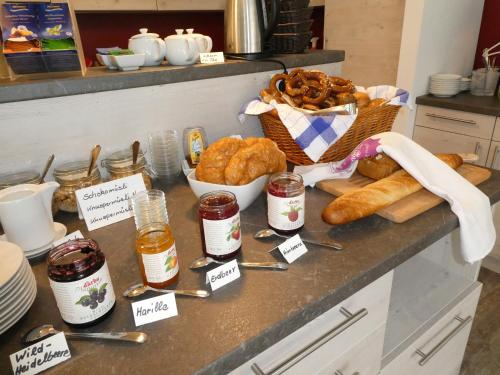 eine Theke mit verschiedenen Brotsorten und anderen Lebensmitteln in der Unterkunft Gästehaus Stahuber in Feldkirchen-Westerham