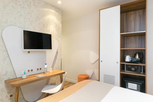 Televisyen dan/atau pusat hiburan di Hotel Magenta 38 by Happyculture