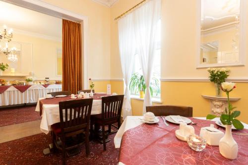 a dining room with a table and chairs at Palais am Kleistpark in Frankfurt/Oder