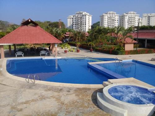 בריכת השחייה שנמצאת ב-Villas Paraíso Jacó B20 או באזור