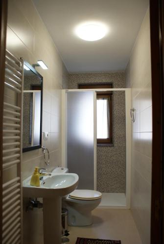a bathroom with a toilet and a sink and a shower at Casa Crescente in Boca de Huérgano
