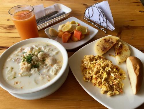 een tafel met een kom soep en een bord eten bij Hotel Castillo Resort in San Gil