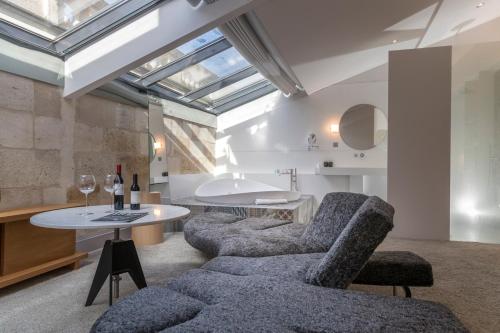 ein Wohnzimmer mit 2 Stühlen und einem Tisch in der Unterkunft Yndo Hôtel in Bordeaux
