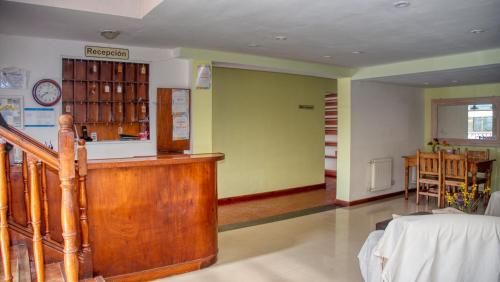 a room with a bar and a dining room at La Nueva Romana in Santa Clara del Mar