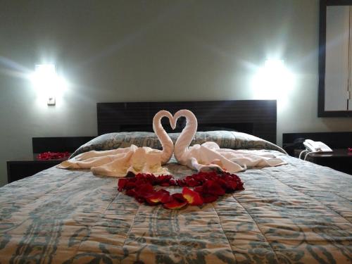 Кровать или кровати в номере Hostal Costa De Marfil Suites & Apartamentos