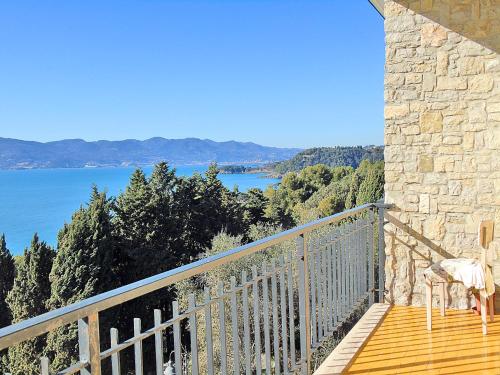 a balcony with a view of the water at Fiori Sul Mare in Tellaro