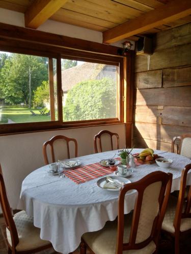 tavolo da pranzo con panno bianco e finestra di Pension Sava Turizam a Lonja