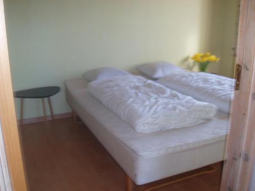 two beds sitting on a bed in a room at "Alléhuset" in Roslev