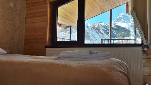 Postel nebo postele na pokoji v ubytování Four Season In Kazbegi
