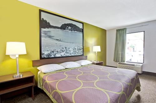 Postel nebo postele na pokoji v ubytování Super 8 by Wyndham Gainesville