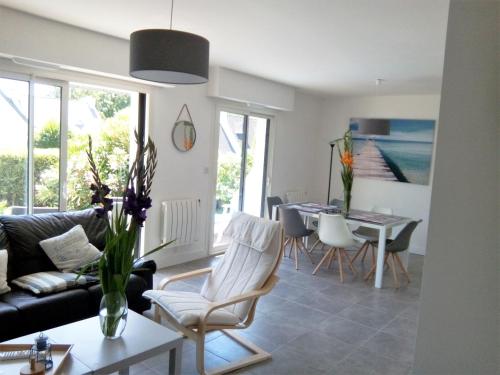 un salon avec un canapé et une table dans l'établissement Villa proche plages, à Fouesnant