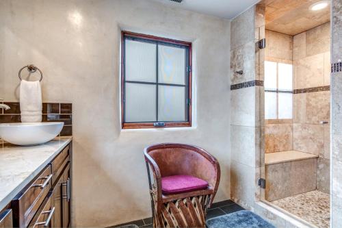 bagno con sedia, lavandino e doccia di Santa Fe Motel & Inn a Santa Fe