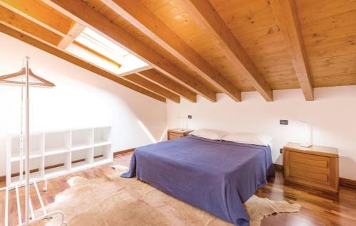 1 dormitorio con cama y techo de madera en CASA VACANZE ISEO e FRANCIACORTA 2, en Iseo