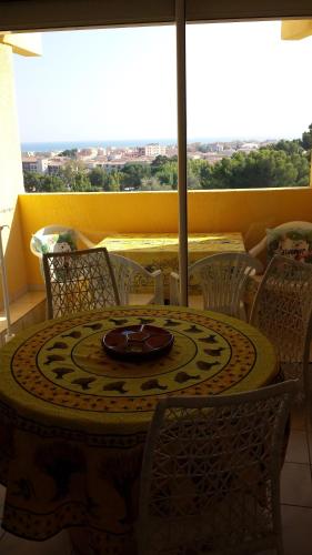 - une table avec une plaque de cuisson sur le balcon dans l'établissement WIFI Appartement Panoramisch Zeezicht max 4 personen in Narbonne Plage, à Narbonne-Plage