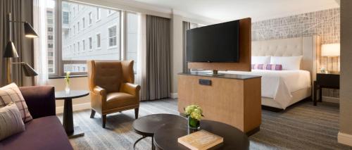 Televízia a/alebo spoločenská miestnosť v ubytovaní Fairmont Washington DC Gold Experience