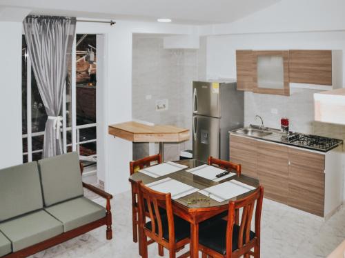 a kitchen and dining room with a table and chairs at Bello Apt Buga con Bella vista y refrescante Brisa in Buga