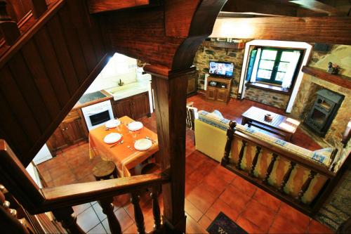 an overhead view of a dining room and kitchen with a table at Casita de Lubre in Bergondo