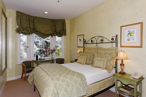 Hotel Sausalitoにあるベッド