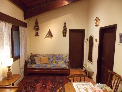 a living room with a couch and a table at Chalé no Centro de Canela in Canela