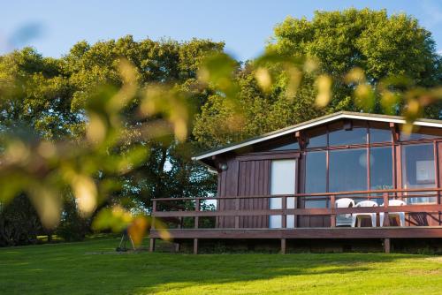 Κήπος έξω από το Timber Hill Self Catering Cedar Lodges