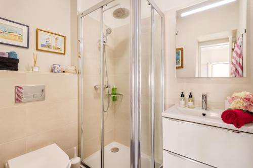 ein Badezimmer mit Dusche und Waschbecken in der Unterkunft Exquisite Retreat in a Traditional Area of Porto in Porto