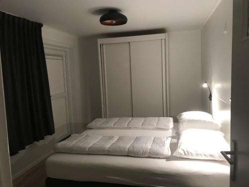 una camera con 2 cuscini bianchi su un letto di VAKANTIE WONING OASE a Breskens