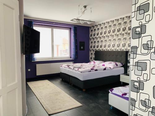 - une chambre avec 2 lits et une télévision dans l'établissement Apartment Sejko, à Český Krumlov